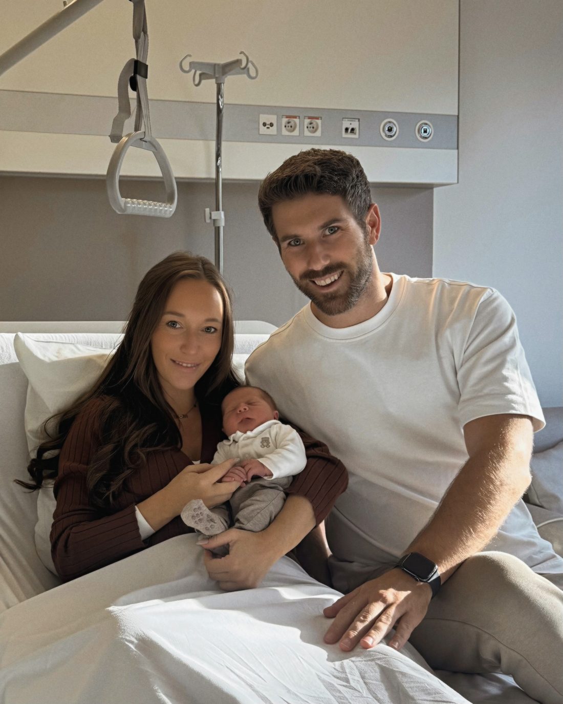Mama en papa in het ziekenhuis, mama houdt de pasgeboren Noxx in haar armen.